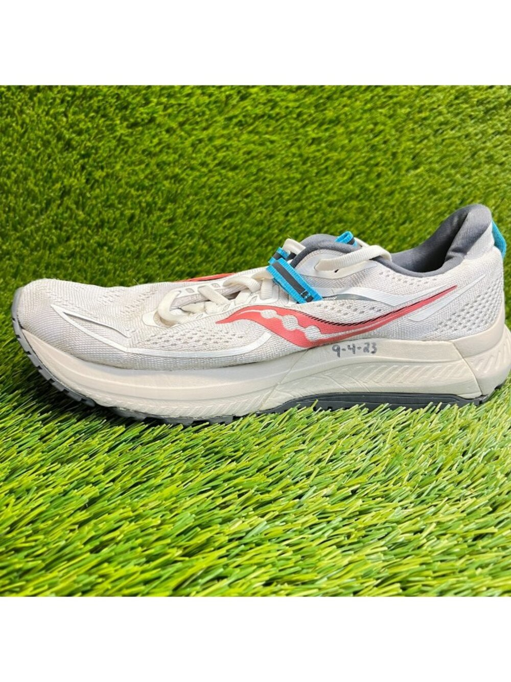 Saucony Omni 21 Womens Size 8.5 White Beige Red Athletic Running Shoes Sneakers